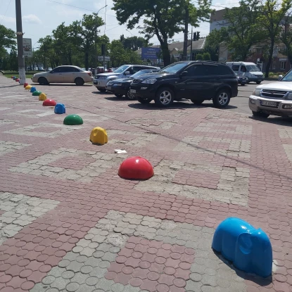 У 2020 році площу біля Миколаївського зоопарку огородили декоративними «слонами», щоб обмежити заїзд автомобілів і впорядкувати рух транспорту біля входу. Фото: Володимир Топчий