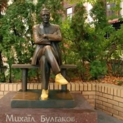 Пам'ятник Михайлу Булгакову. Фото: nashkiev