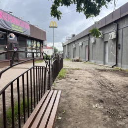 Територія навколо перебуває у досить занедбаному стані. Фото: НикВести