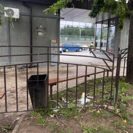 Територія навколо перебуває у досить занедбаному стані. Фото: НикВести