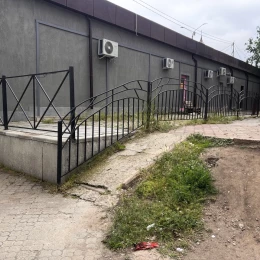 Територія навколо перебуває у досить занедбаному стані. Фото: НикВести