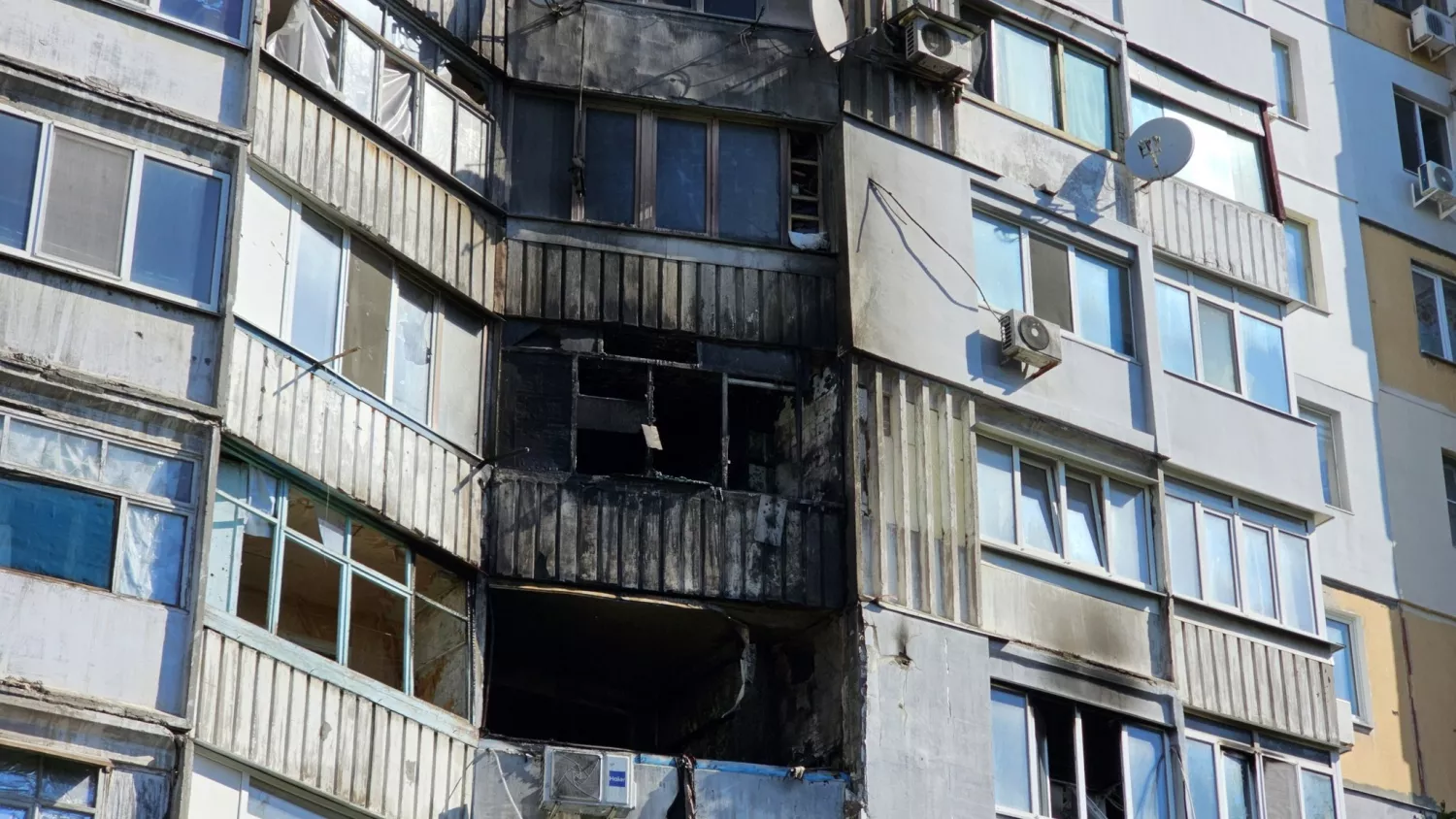 У Херсоні дрон влучив у багатоповерхівку. Фото: Херсонській ОВА