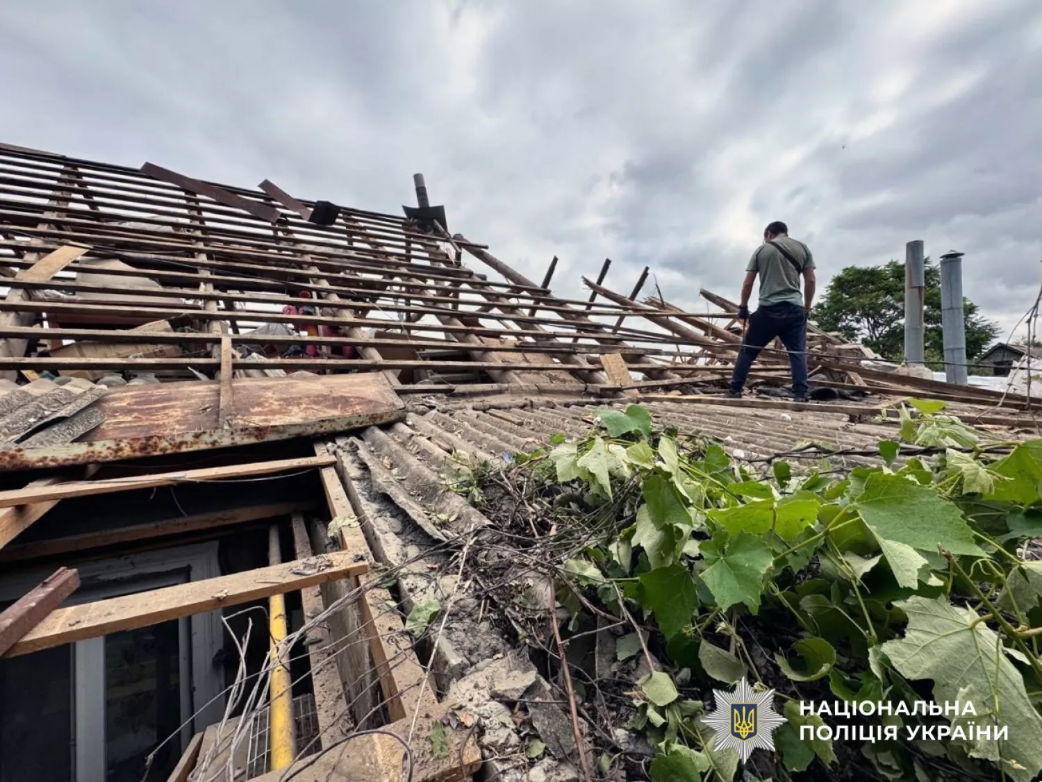 У Херсоні дрон влучив у багатоповерхівку. Фото: Нацполіція