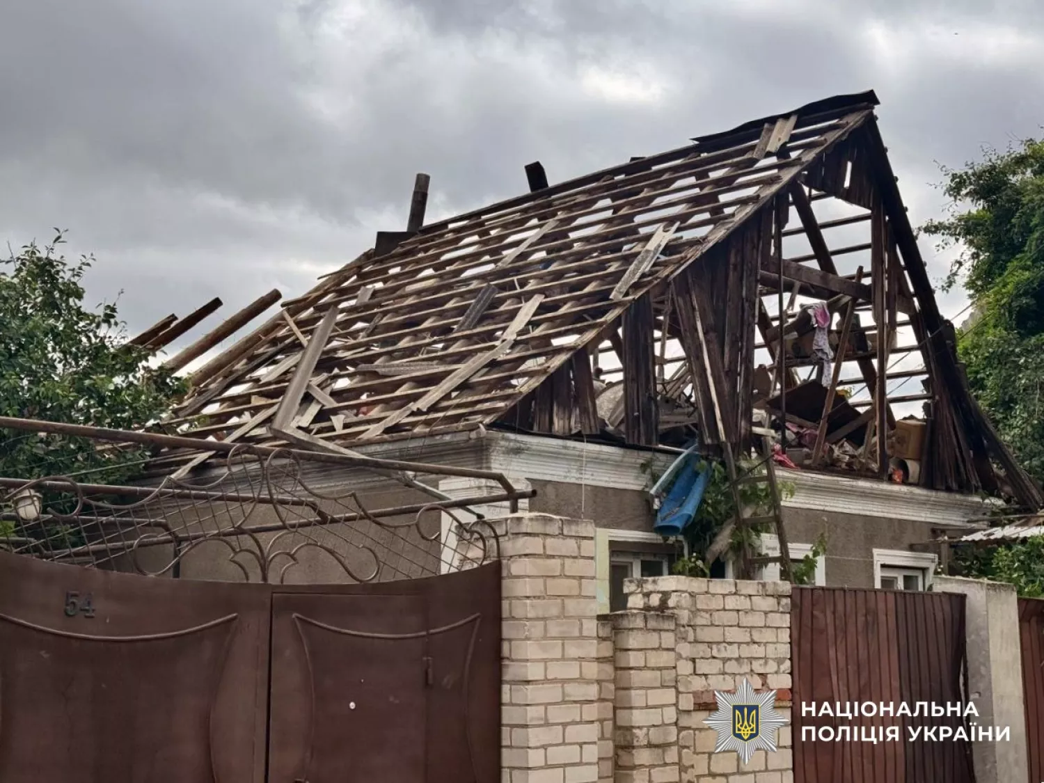 У Херсоні дрон влучив у багатоповерхівку. Фото: Нацполіція