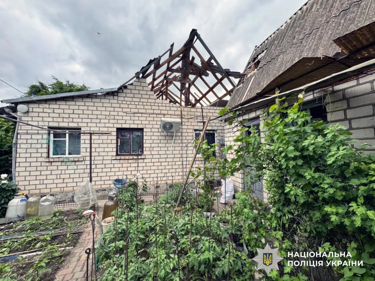 У Херсоні дрон влучив у багатоповерхівку. Фото: Нацполіція