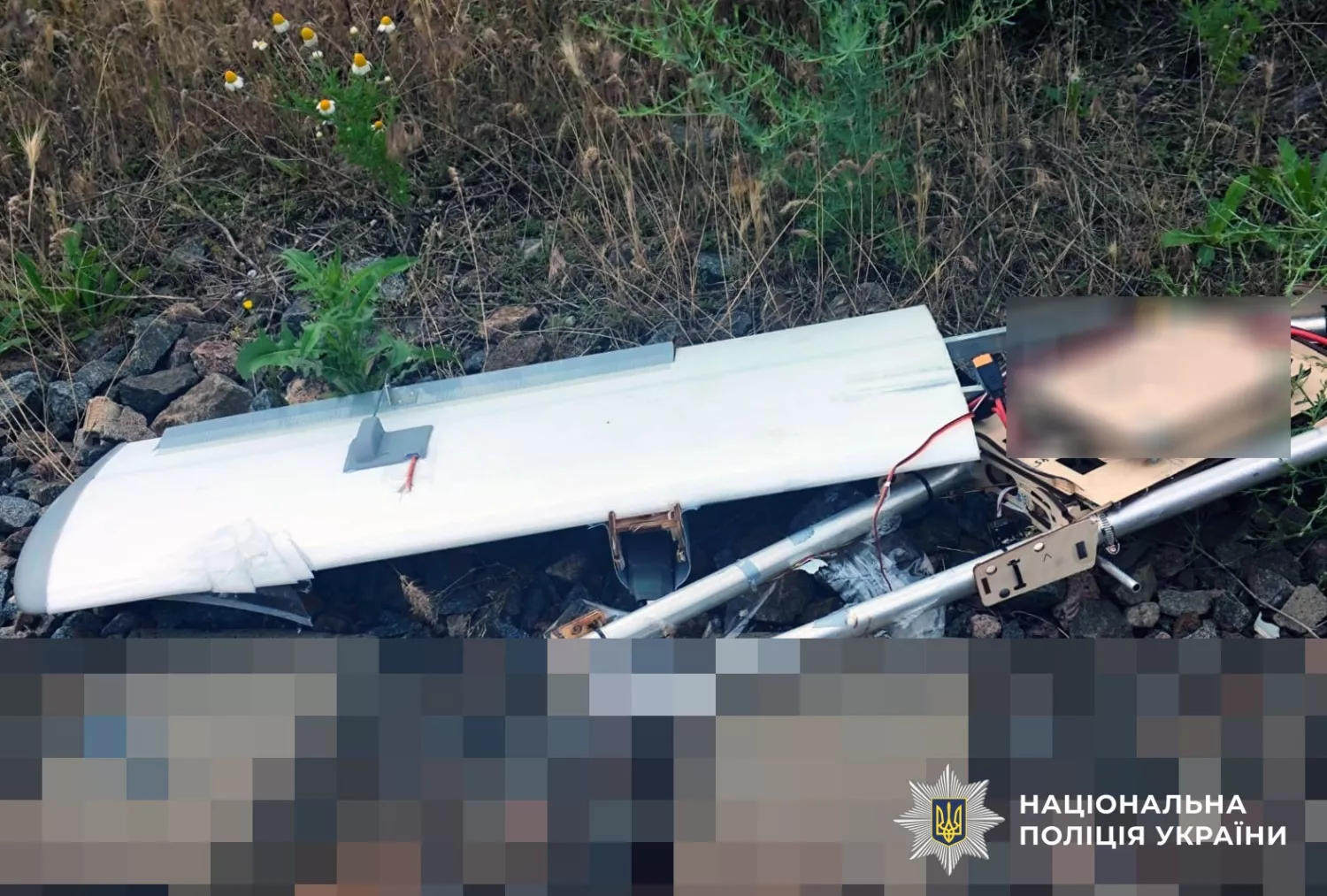 У Херсоні дрон влучив у багатоповерхівку. Фото: Нацполіція