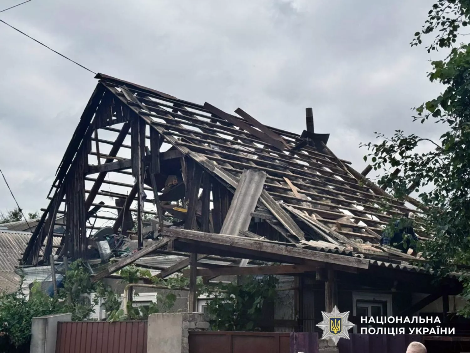 У Херсоні дрон влучив у багатоповерхівку. Фото: Нацполіція