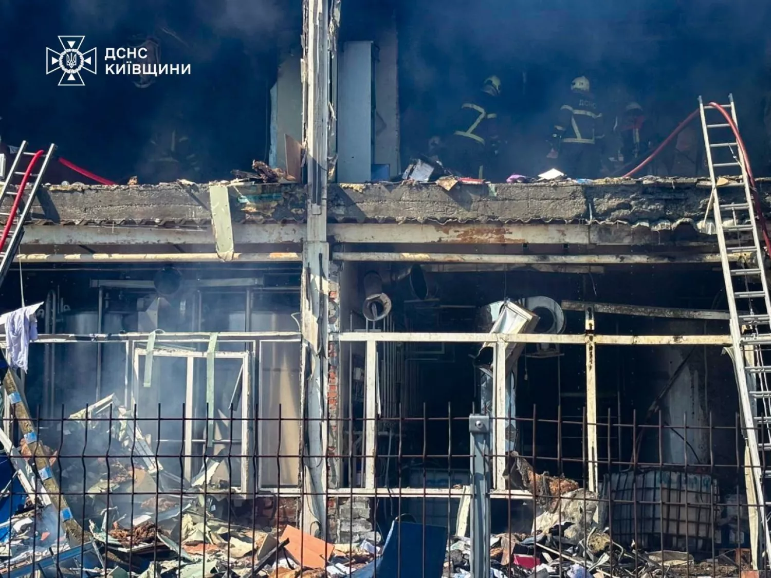 Обстріл заводу Яготинське для дітей 5 червня, фото ДСНС