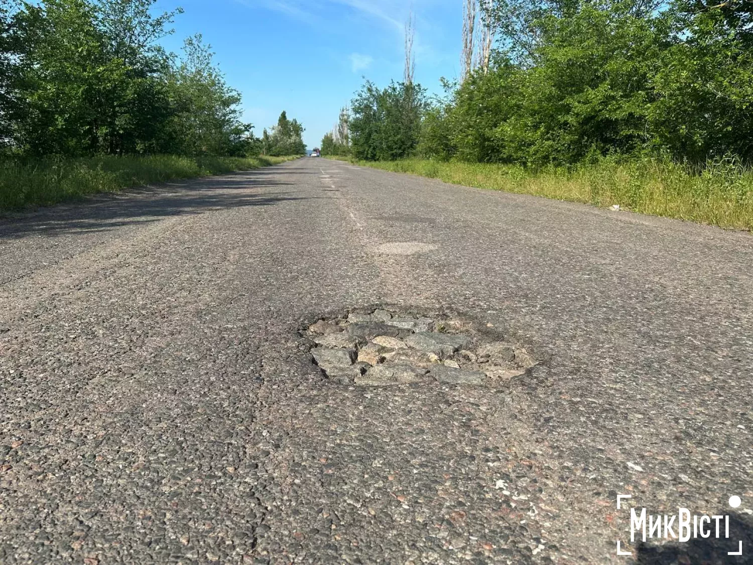 Глибокі вибоїни та руйнування асфальту на ділянці від Київського шосе до вулиці Силікатної. Фото: МикВісті