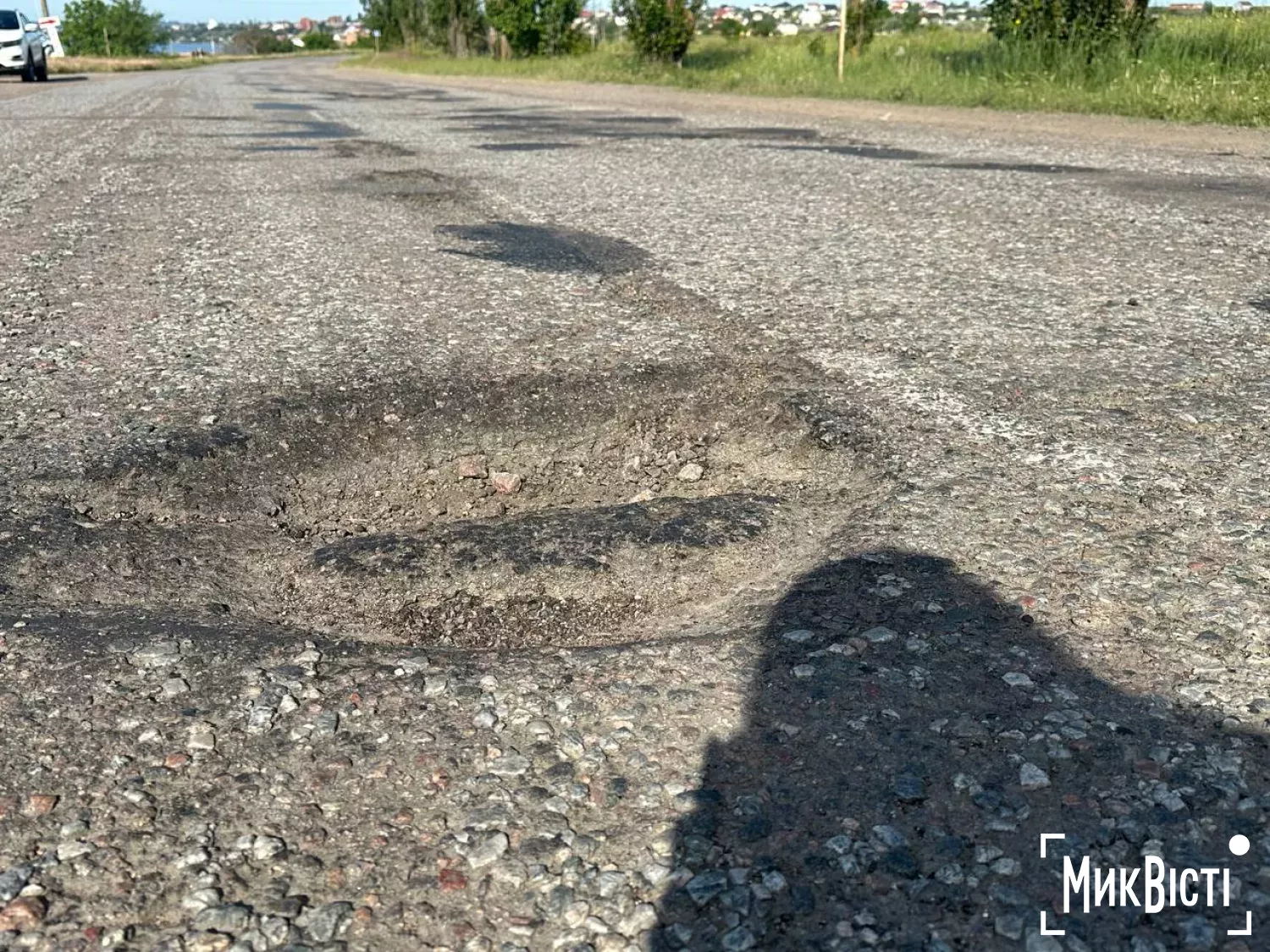 Глибокі вибоїни та руйнування асфальту на ділянці від Київського шосе до вулиці Силікатної. Фото: МикВісті