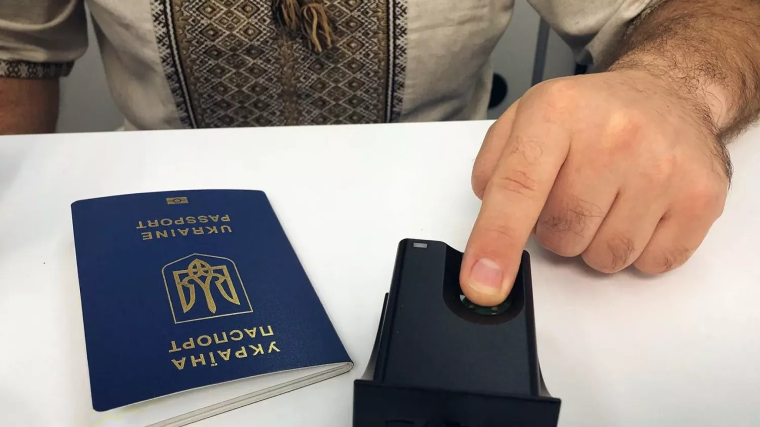 Українці з окупованих територій зможуть отримати документи у п&rsquo;яти країнах. Фото: Мадрид Паспортний сервіс, Facebook