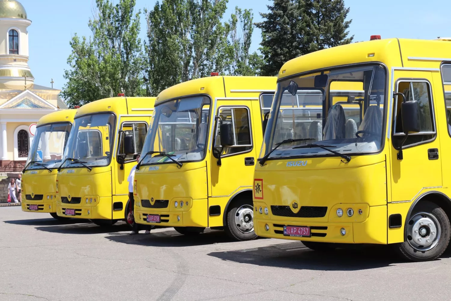 Чотири громади Миколаївщини отримали нові шкільні автобуси. Фото: Миколаївська ОВА