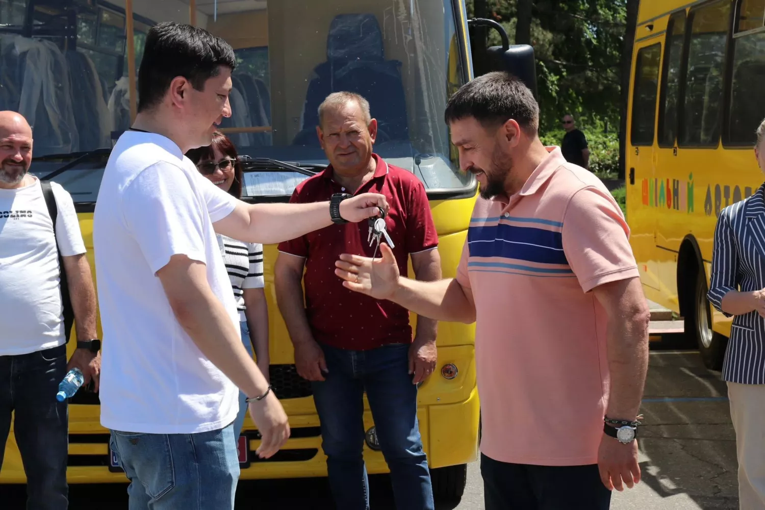 Чотири громади Миколаївщини отримали нові шкільні автобуси. Фото: Миколаївська ОВА