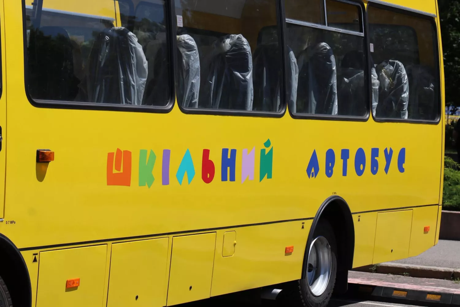 Чотири громади Миколаївщини отримали нові шкільні автобуси. Фото: Миколаївська ОВА
