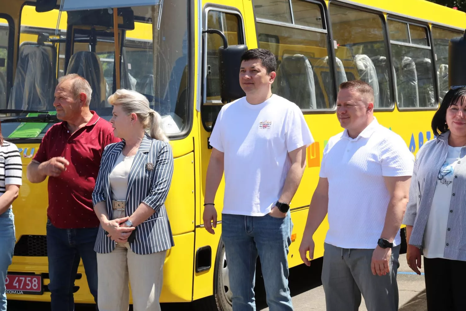 Чотири громади Миколаївщини отримали нові шкільні автобуси. Фото: Миколаївська ОВА