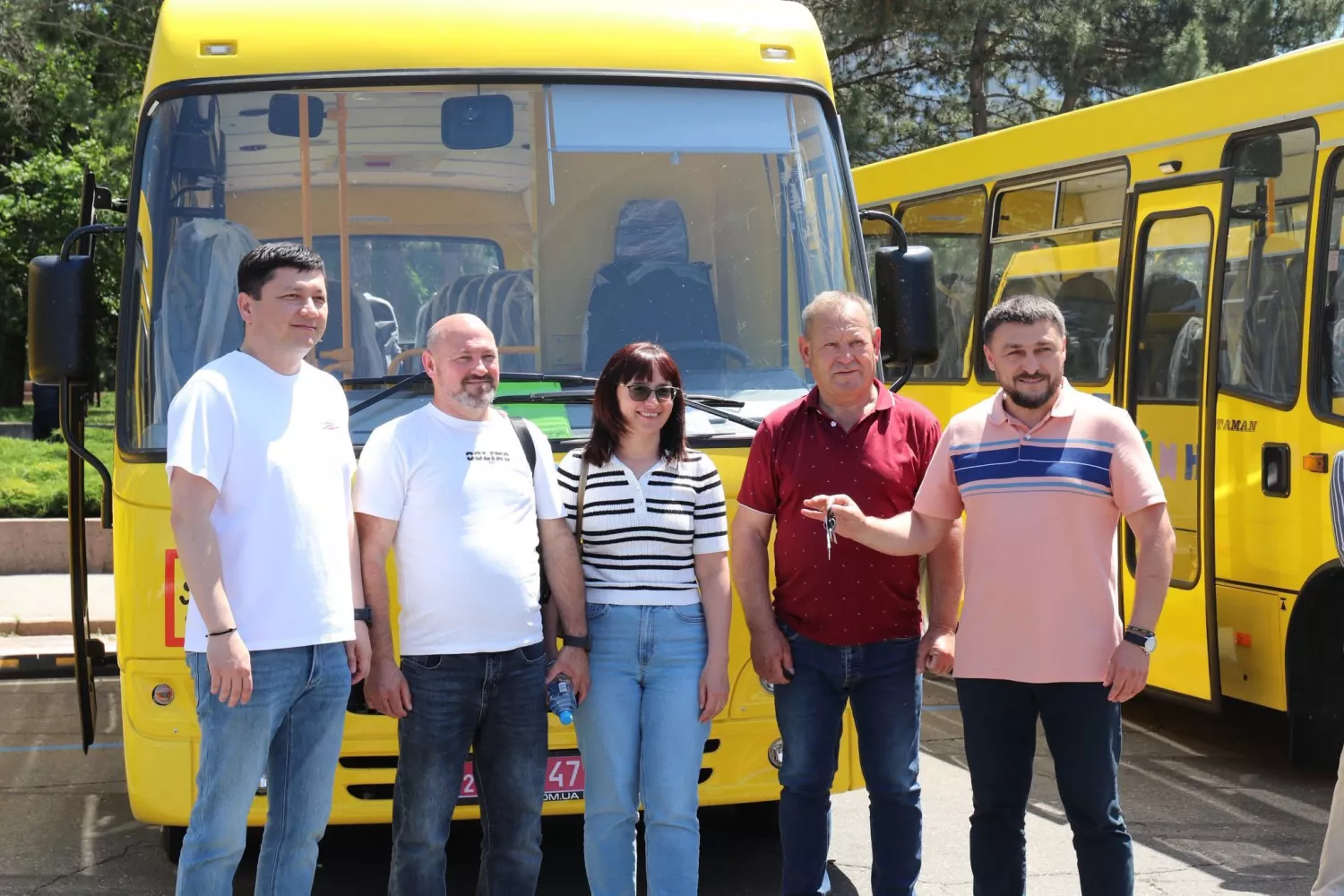 Чотири громади Миколаївщини отримали нові шкільні автобуси. Фото: Миколаївська ОВА