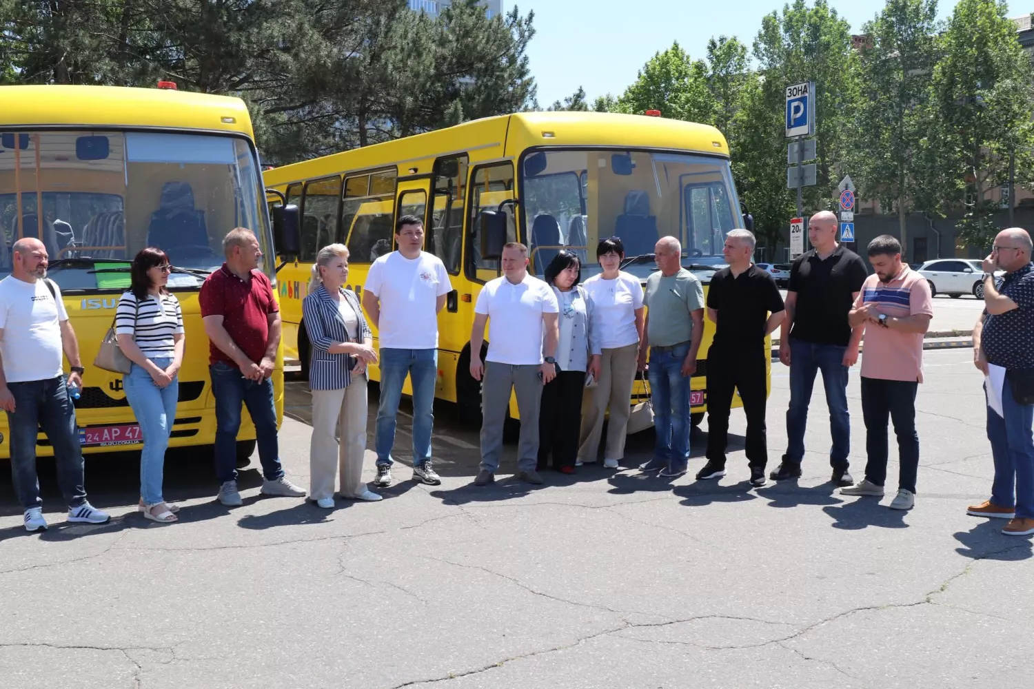 Чотири громади Миколаївщини отримали нові шкільні автобуси. Фото: Миколаївська ОВА