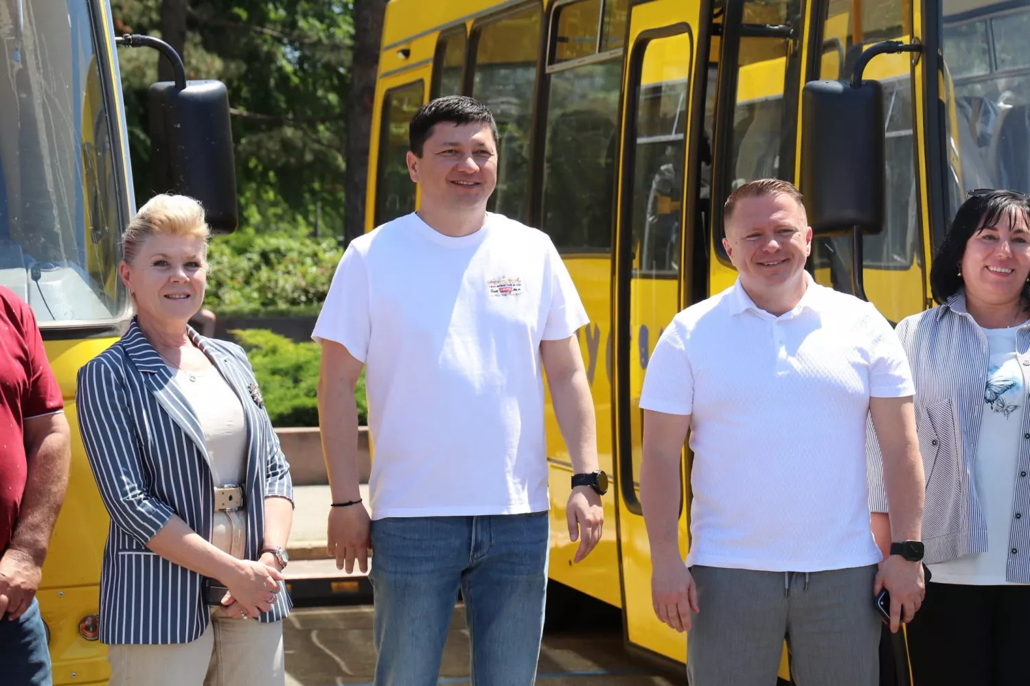 Чотири громади Миколаївщини отримали нові шкільні автобуси. Фото: Миколаївська ОВА