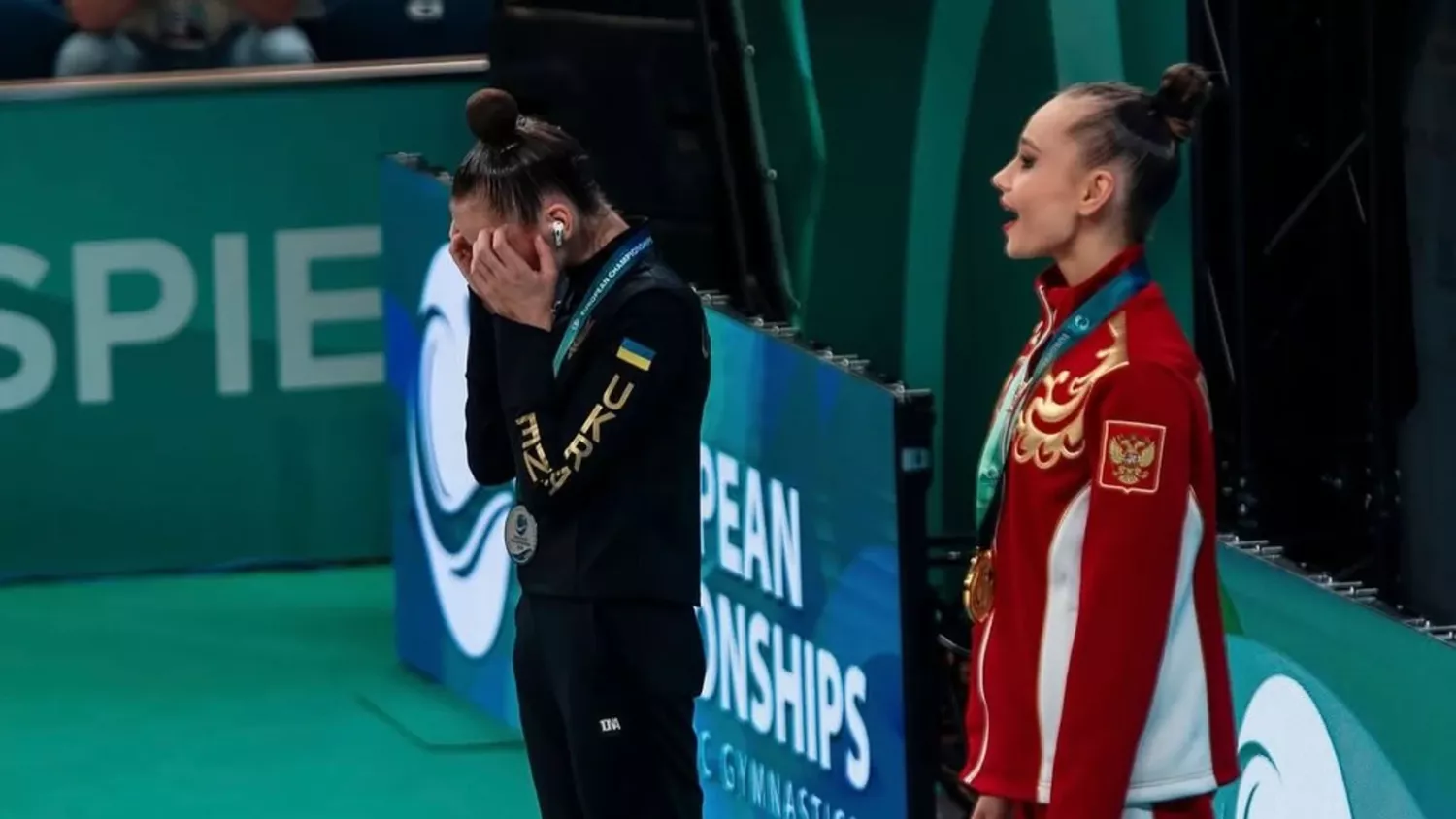Українська художня гімнастка Софія Країнська під час звучання російського гімну Facebook / Ukrainian Rhythmic Gymnastics Federation