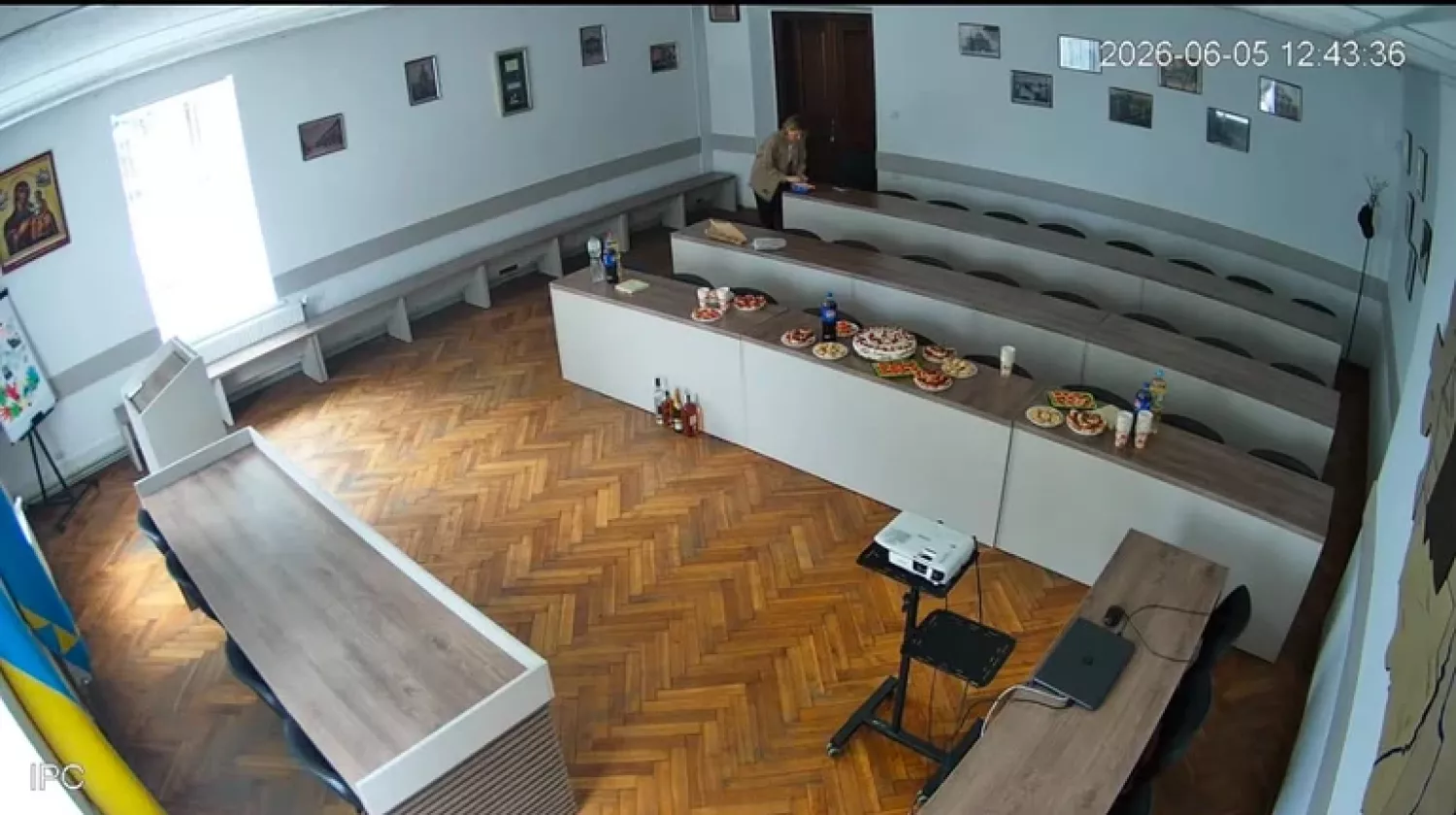 У міській раді заперечили факт застілля в залі засідань. Скриншот з трансляції