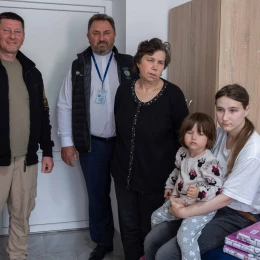 Керівники притулку та «Карітас. Миколаїв УГКЦ» та сім'я з Херсону. Фото: МикВісті