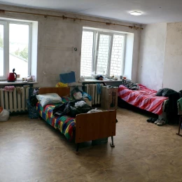 Кімната у Мішково-Погоріловому до ремонту. Фото: «Карітас. Миколаїв УГКЦ»