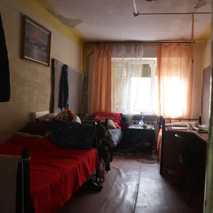 Кімната у Весняному до ремонту. Фото: «Карітас. Миколаїв УГКЦ»