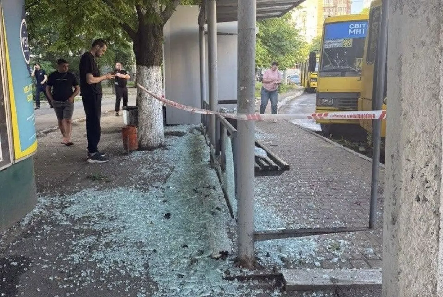 На зупинці в Одесі через атаку дронів постраждали троє людей. Фото: Одеської МВА