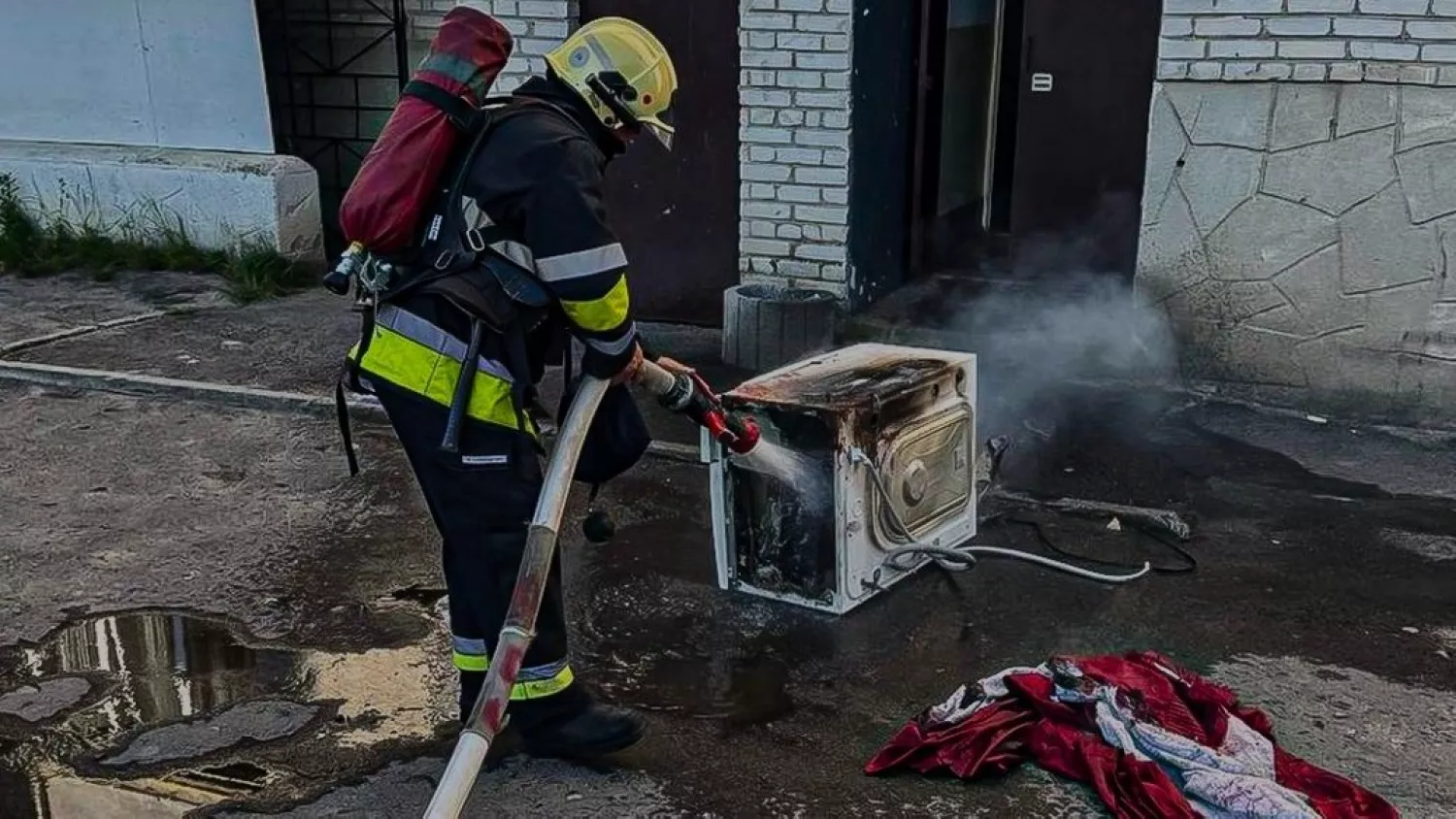 На Миколаївщині загорілася сушильна машина в квартирі. Фото: ДСНС, для ілюстрації
