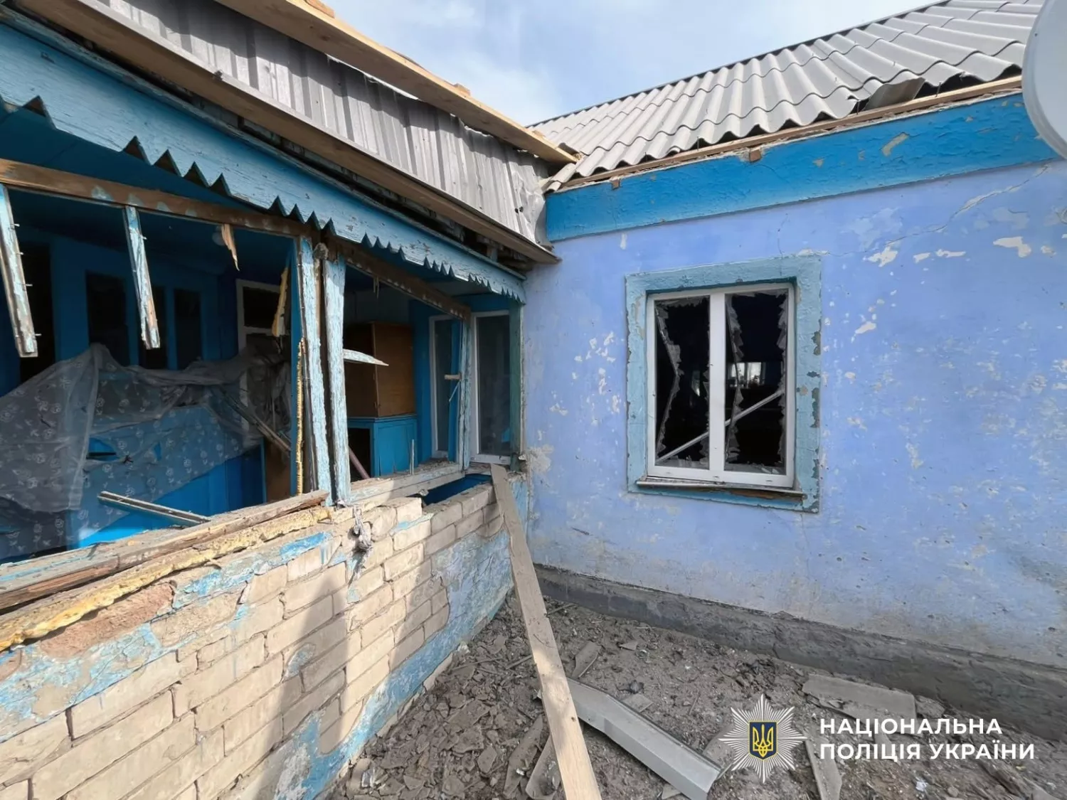 Наслідки обстрілу Херсонщини. Фото: Нацполіція