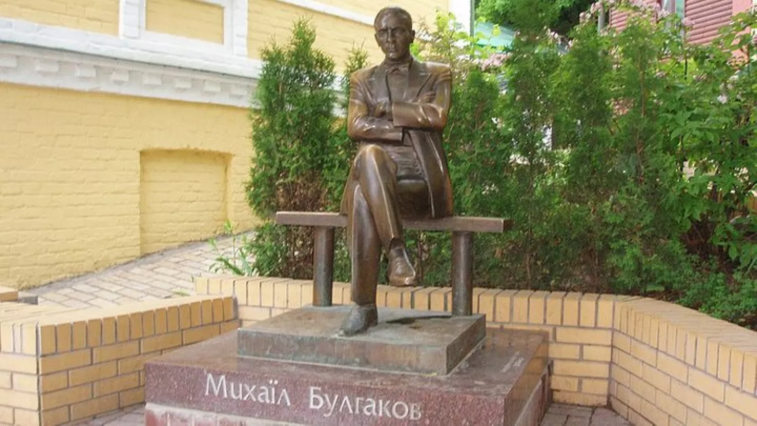 Пам'ятник Булгакову в Києві. Ілюстративне фото: Вікіпедія