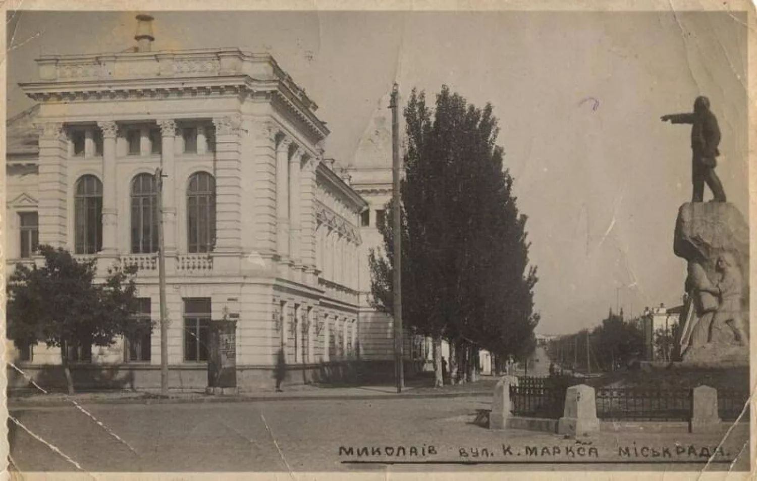 Листівка 1930-х років із будівлею міськвиконкому на Соборній площі. Подібна доля спіткала й комплекс будівель морського відомства — Контору над Військовим портом. Фото: Юрій Федоренко\Південна Україна крізь віки