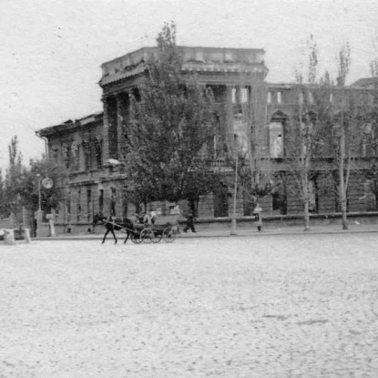 Від будівлі залишилися лише обгорілі стіни та порожні віконні прорізи. Фото: Юрій Федоренко\Південна Україна крізь віки