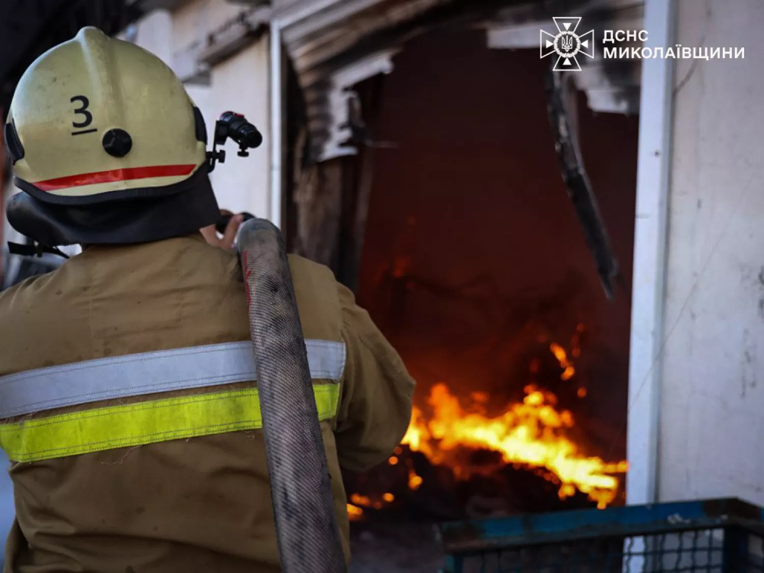 На Миколаївщині через атаку дронів горів будівельний супермаркет. Ілюстраційне фото: ДСНС Миколаївщини