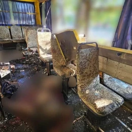 У Херсоні дрон вдарив по маршрутці з пасажирами. Фото: Херсонська ОВА