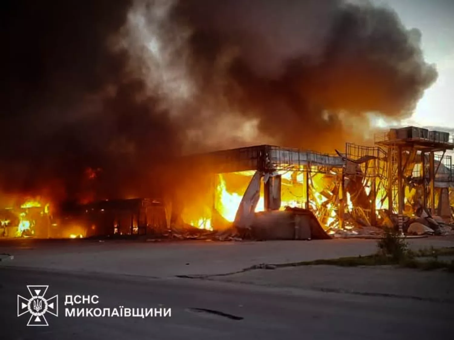 Наслідки атаки на будівельний супермаркет в Снігурівці. Фото: ДСНС