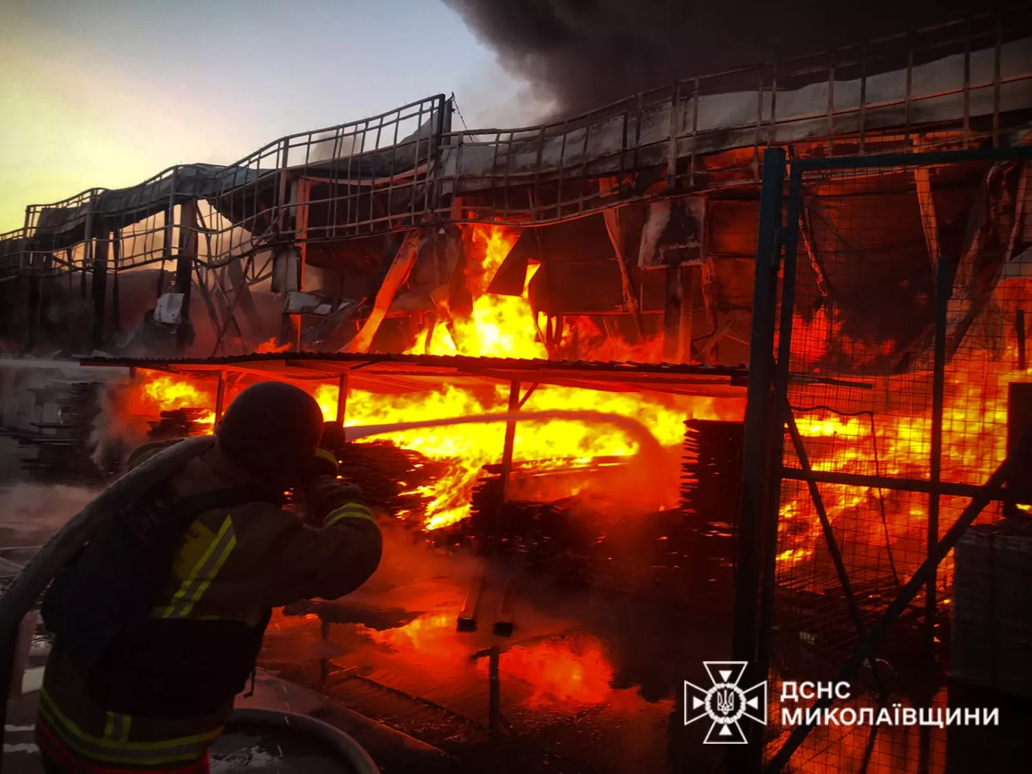 Наслідки атаки на будівельний супермаркет в Снігурівці. Фото: ДСНС
