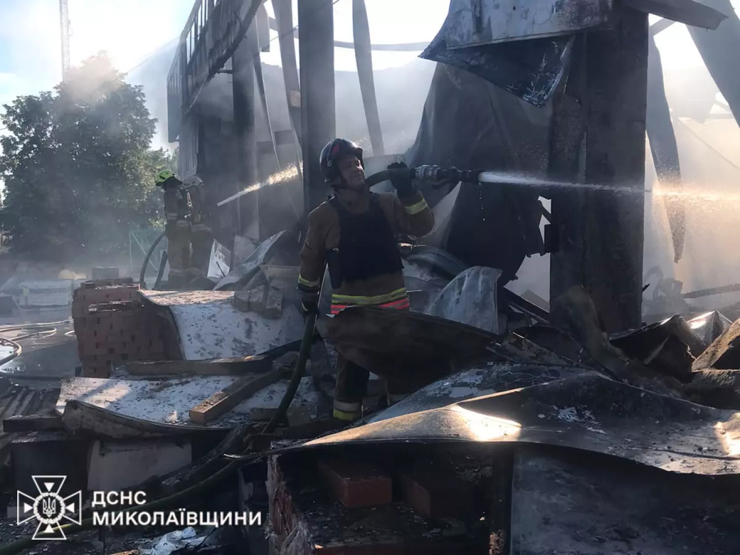 Наслідки атаки на будівельний супермаркет в Снігурівці. Фото: ДСНС