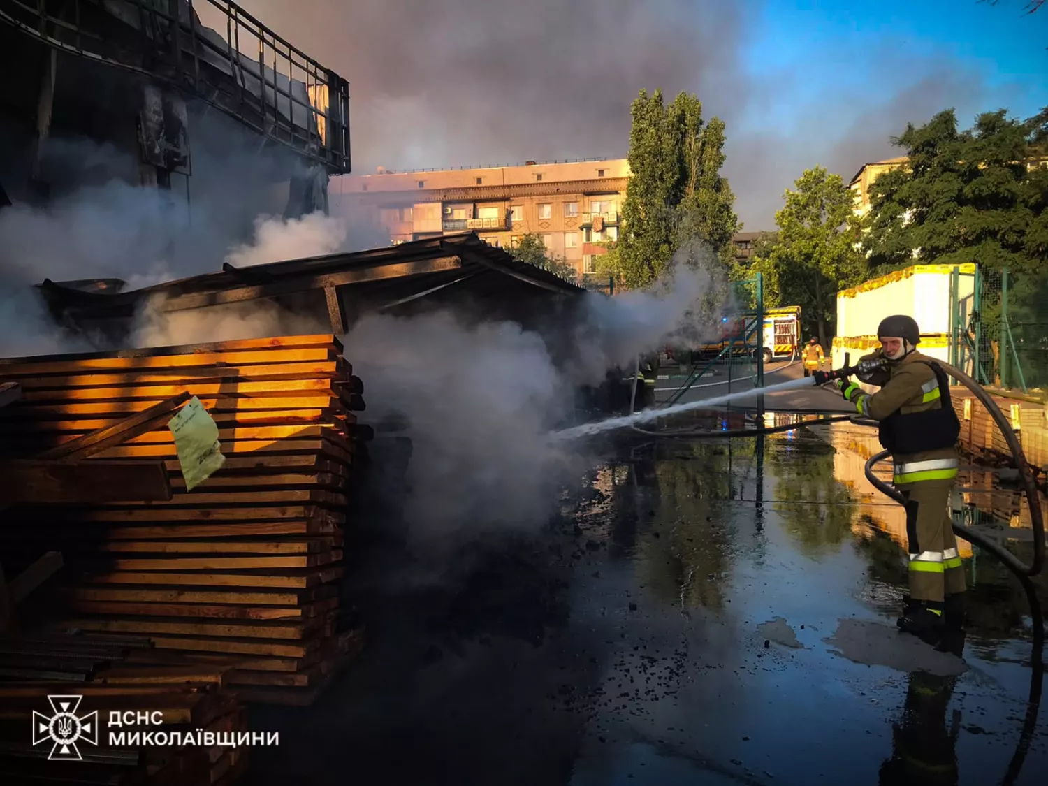 Наслідки атаки на будівельний супермаркет в Снігурівці. Фото: ДСНС