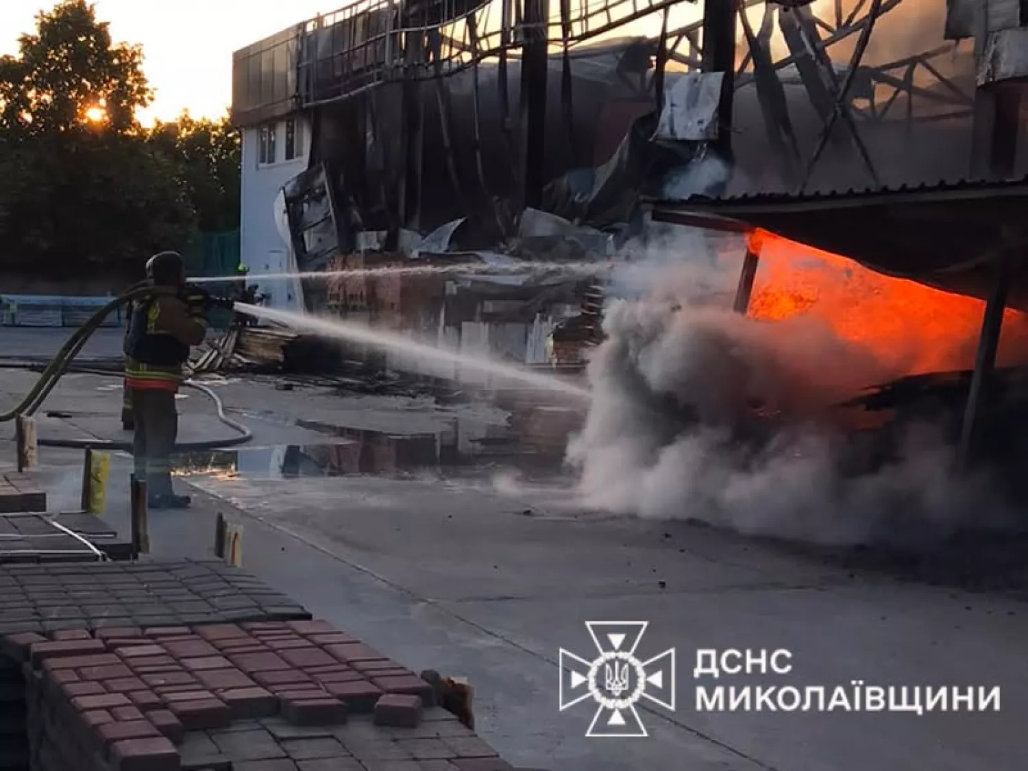 Наслідки атаки на будівельний супермаркет в Снігурівці. Фото: ДСНС