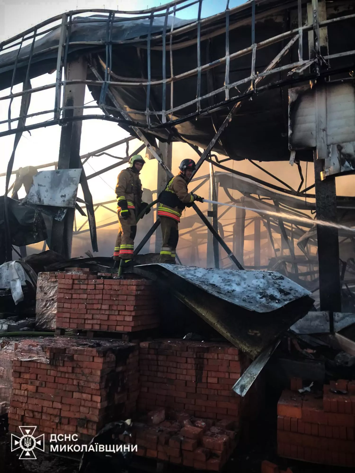Наслідки атаки на будівельний супермаркет в Снігурівці. Фото: ДСНС