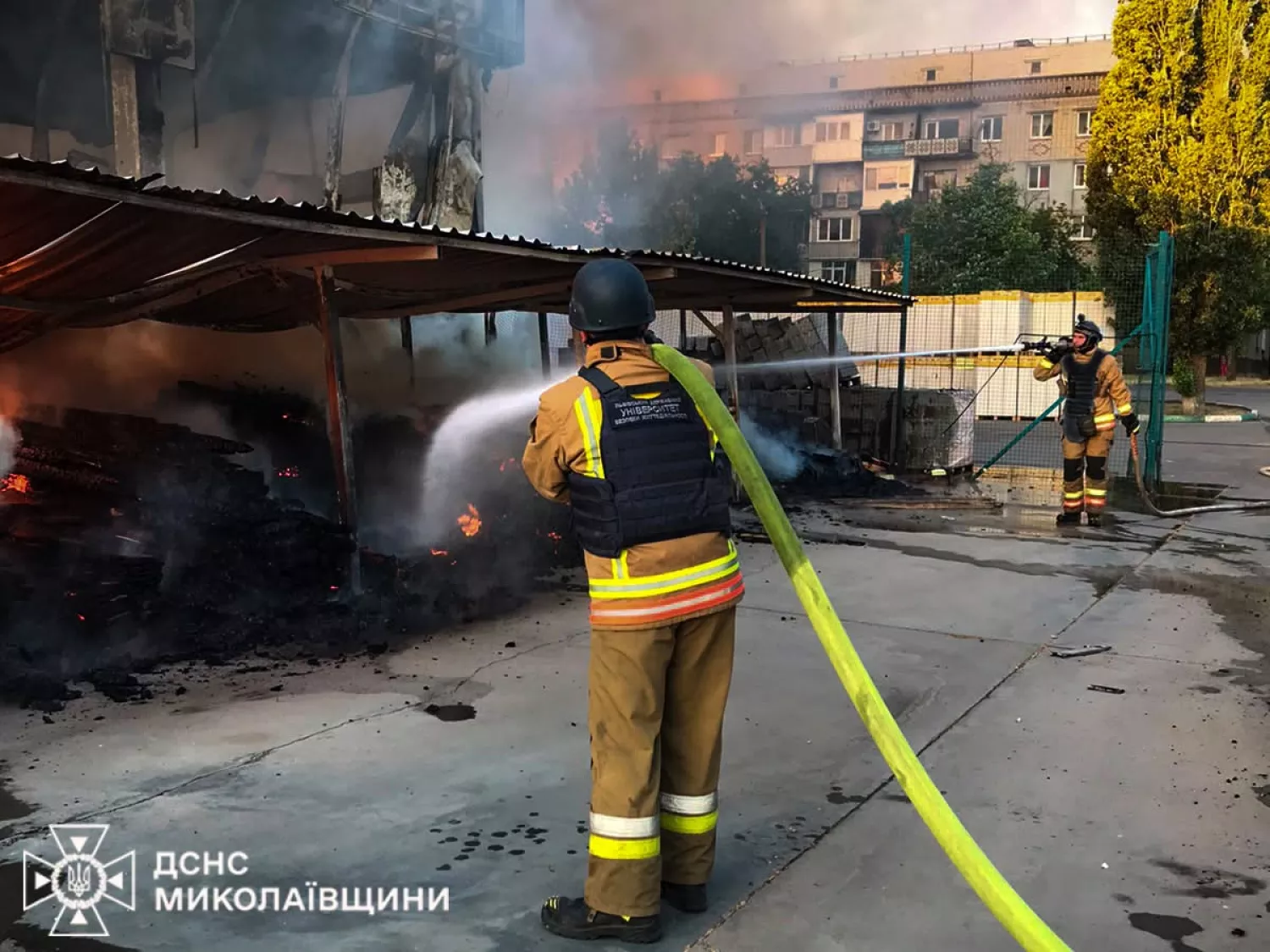 Наслідки атаки на будівельний супермаркет в Снігурівці. Фото: ДСНС