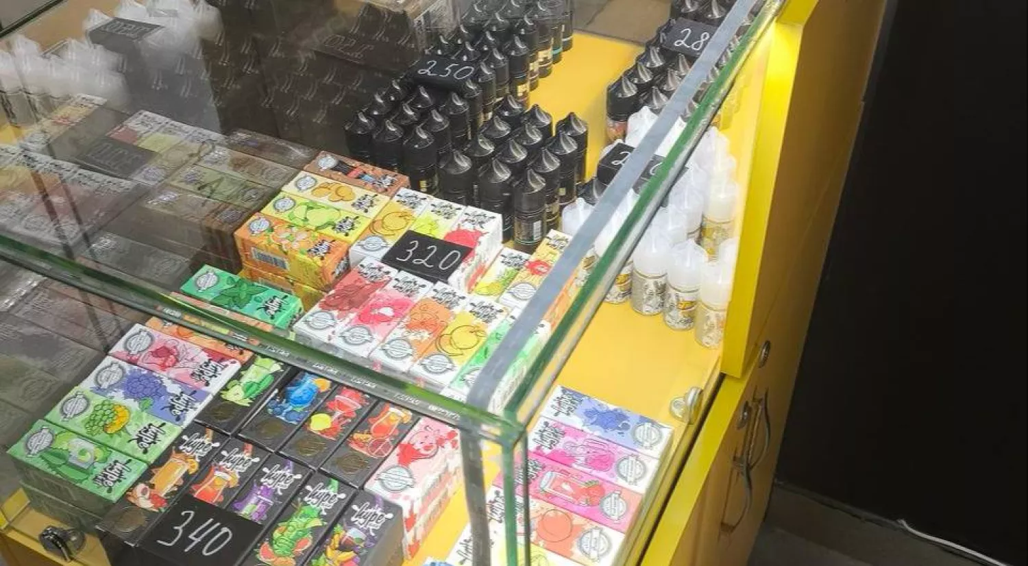 У Миколаєві викрили нелегальний продаж електронних сигарет. Фото ДПС Миколаївської області