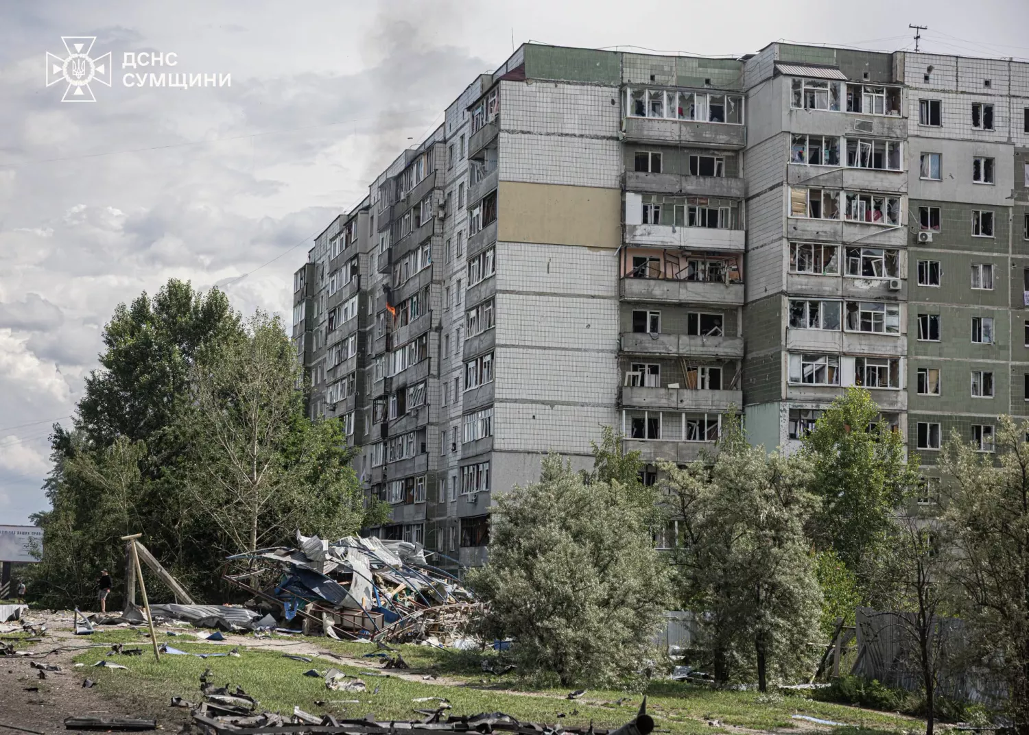 Наслідки російських обстрілів на Сумщині, 11 липня 2026 року. Фото: ДСНС