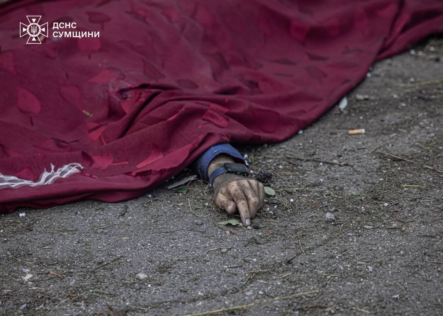 Рука загиблого унаслідок російських атак на Сумщині, 11 липня 2026 року. Фото: ДСНС
