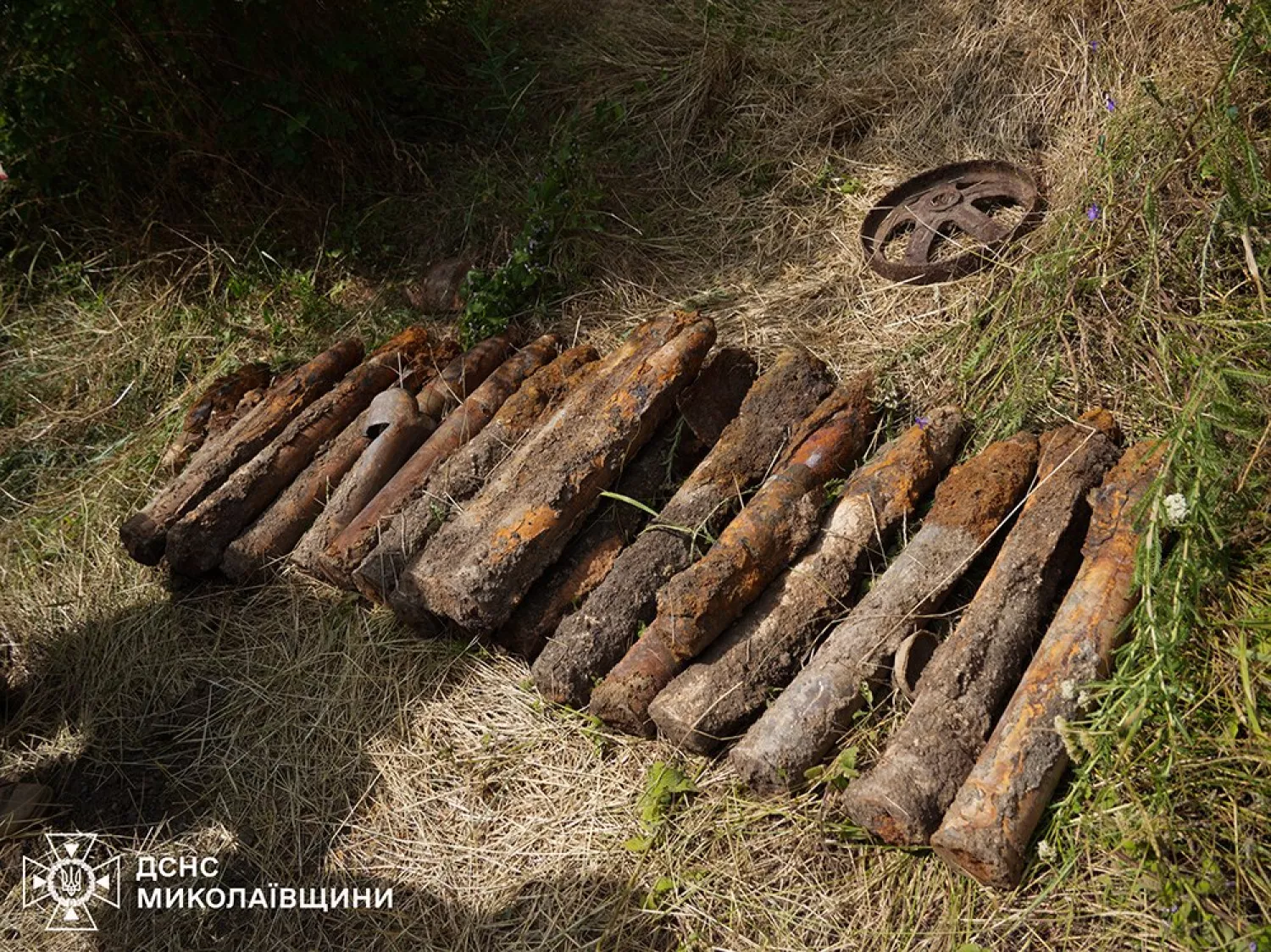 У Баштанському районі виявили та знищили 22 артилерійські снаряди. Фото ДСНС Миколаїв