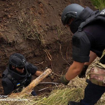 У Баштанському районі виявили та знищили 22 артилерійські снаряди. Фото ДСНС Миколаїв