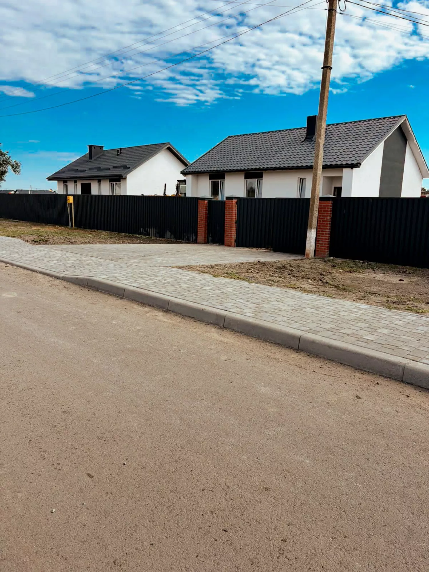 У Посад-Покровському завершують будівництво перших будинків. Фото: Державне агентство відновлення