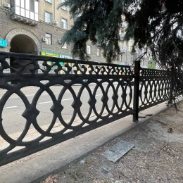 Чавунний паркан по пр. Центральному до демонтажу. Фото: NikVesti