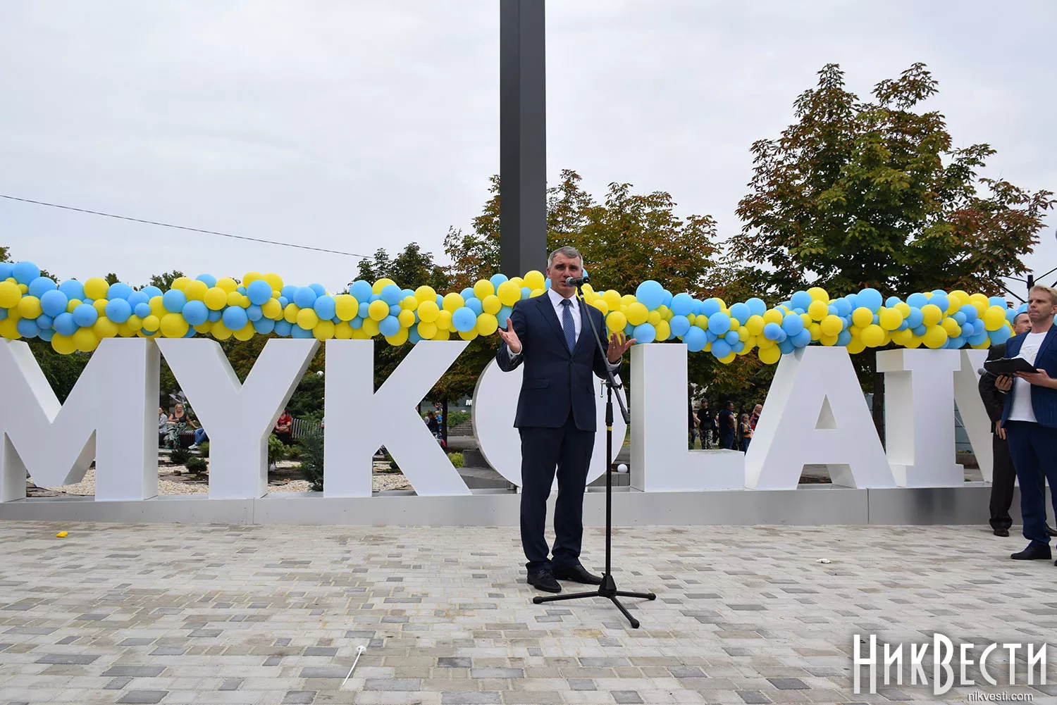 Мер Миколаєва Олександр Сєнкевич під час відкриття фотозони «I love Mykolaiv» у 2018 році Фото: NikVesti